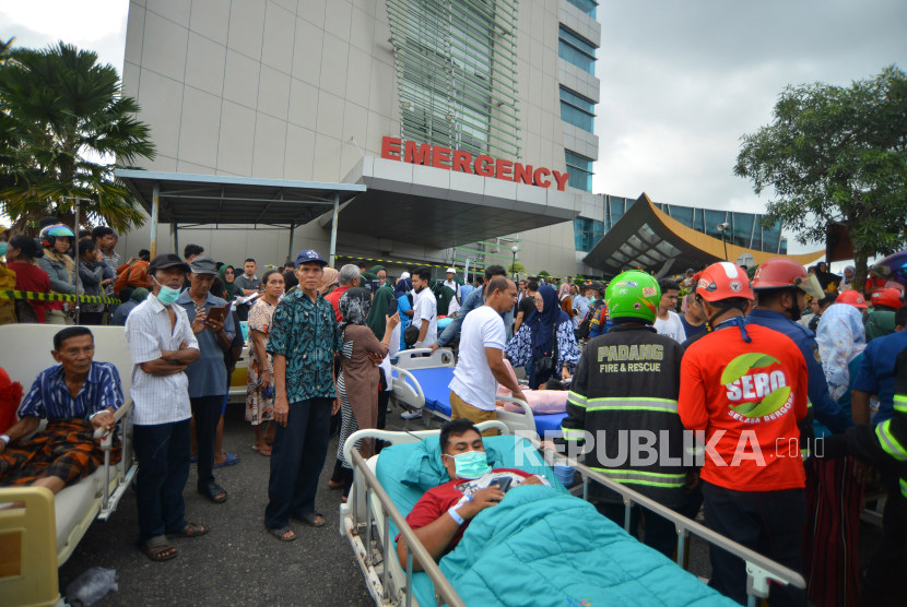 Sejumlah pasien berada di halaman pasca terjadi ledakan di Semen Padang Hospital (SPH) Padang, Sumatera Barat, Selasa (30/1/2024). Data kepolisian menyebutkan dugaan sementara ledakan akibat sentral AC yang sedang diperbaiki, sehingga membuat plafon dan kaca gedung pecah dan 102 pasien dievakuasi serta dipindahkan ke rumah sakit terdekat.  