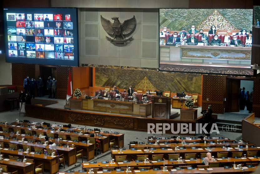 Ketua DPR Puan Maharani memimpin jalannya Rapat Paripurna DPR di Kompleks Parlemen, Senayan, Jakarta, Selasa (18/1/2022). Dalam rapat tersebut DPR mengesahkan Rancangan Undang-undang Ibu Kota Negara (RUU IKN) menjadi Undang-undang.Prayogi/Republika.