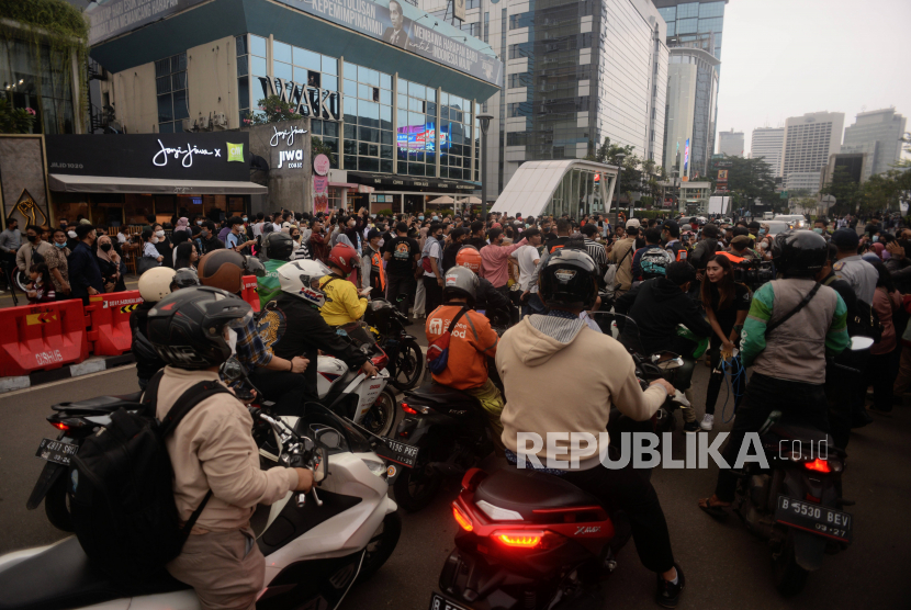 Sejumlah pengendara menunggu berlangsungnya peragaan busana di Taman Dukuh Atas, Jakarta, Senin (25/7/2022). Polres Metro Jakarta Pusat menutup sementara lokasi Citayam Fashion Week (CFW) di kawasan Stasiun MRT Dukuh Atas. (ilustrasi)