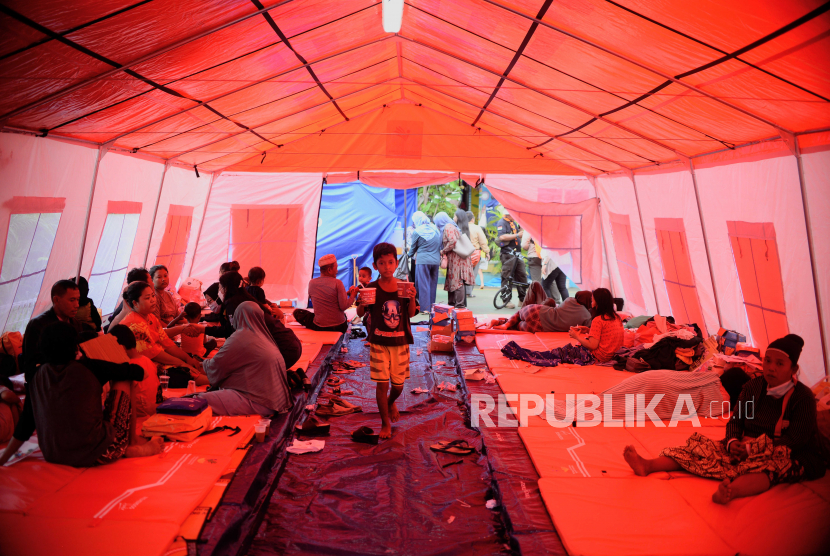 Sejumlah pengungsi korban kebakaran depo Pertamina Plumpang saat beraktivitas di RPTRA Rasela, Rawa Badak, Jakarta, Sabtu (4/3/2023). 