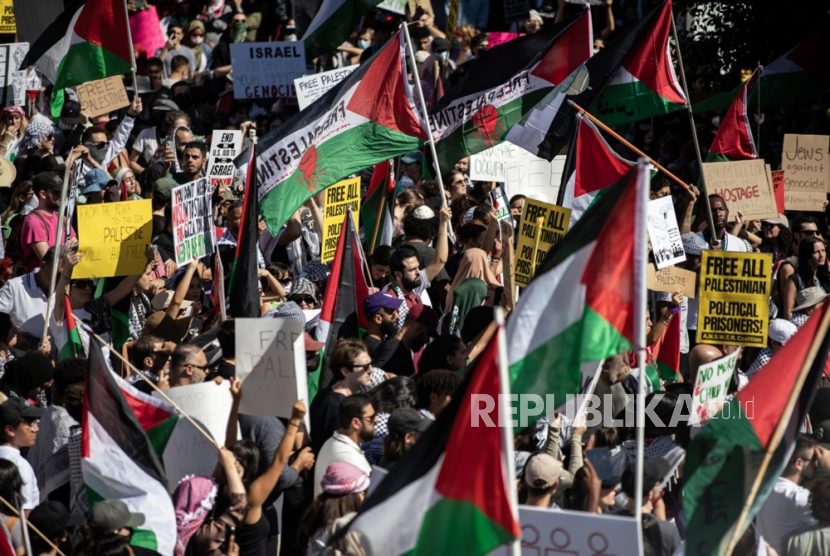 Ribuan orang berdemonstrasi mendukung rakyat Palestina di depan Konsulat Jenderal Israel di Los Angeles, California, AS, Ahad (15/10/2023).