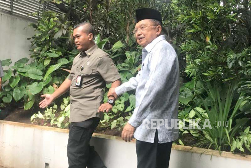 Mantan Wapres Jusuf Kalla usai melayat Rizal Ramli di rumah duka di Jalan Bangka IX, Jakarta Selatan, Selasa (3/1/2024)