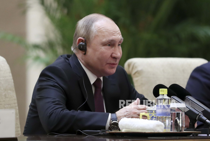  Presiden Rusia Vladimir Putin membuka kemungkinan untuk bertemu Presiden Ukraina Volodymyr Zelensky. 
