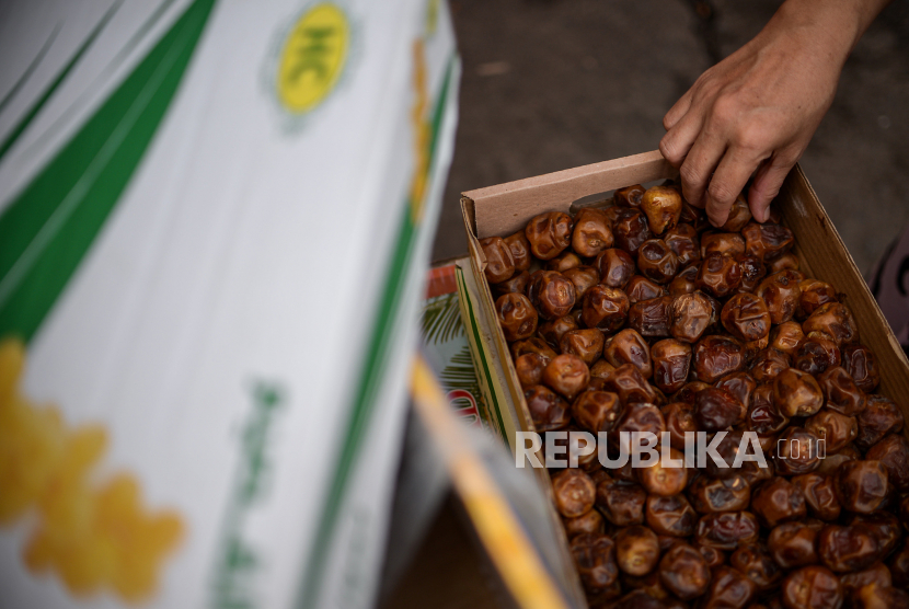 Pembeli memilah makanan kurma di gerai oleh-oleh haji umroh di kawasan Pasar Tanah Abang, Jakarta, Jumat (11/6). Kurma dikenal memiliki banyak manfaat kesehatan dan bisa dikonsumsi kapan saja. 