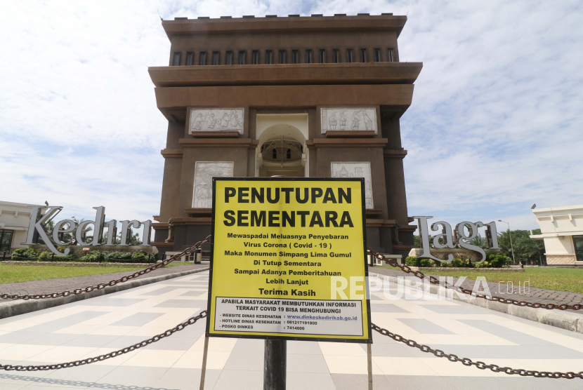 Suasana monumen Simpang Lima Gumul (SLG) di Kediri, Jawa Timur, Selasa (19/5/2020). Menjelang diberlakukaknya fase new normal di tengah pandemi COVID-19 monumen ikon Kediri tersebut masih ditutup untuk umum hingga batas waktu yang belum ditentukan