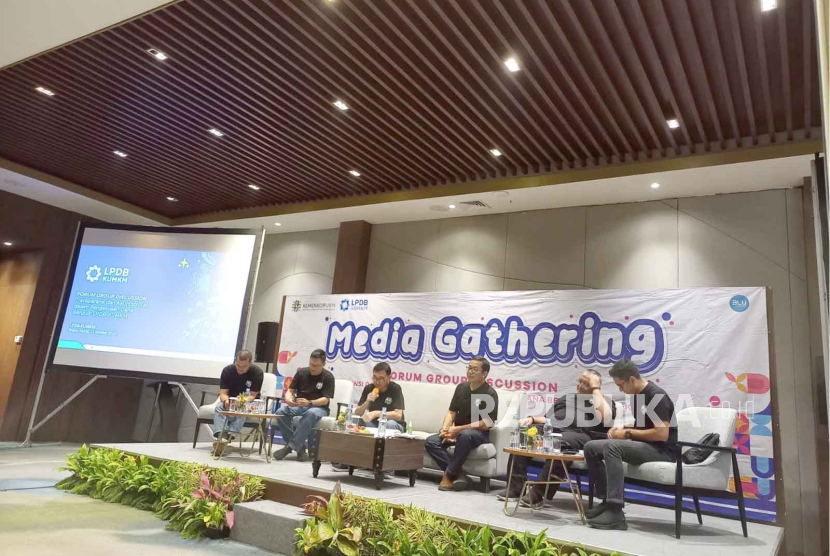 Direksi Lembaga Penyalur Dana Bergulir Koperasi dan Usaha Mikro Kecil Menengah (LPDB KUMKM) memaparkan kinerjanya tahun ini dalam Media Gathering di Bogor, Jawa Barat, Kamis (12/10/2023).