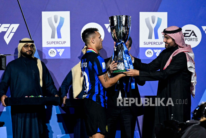 Lautaro Martinez dari Inter menerima trofi setelah memenangkan Supercoppa Italiana, Piala Super Italia, pertandingan final antara SSC Napoli dan Inter Milan, di Riyadh, Arab Saudi, (22/1/2024).