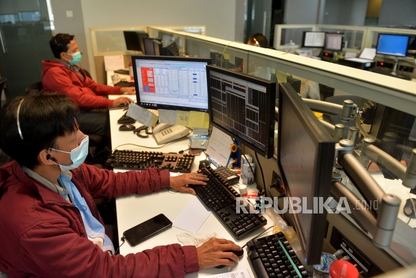Karyawan mengamati pergerakan harga saham di Profindo Sekuritas Indonesia, Jakarta, Senin (2/1/2023). IHSG bergerak menguat ke level 6.868,95 atau menguat sebesar 0,43 persen.