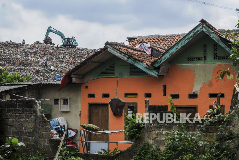 Sejumlah alat berat memindahkan tumpukan sampah di Tempat Pembuangan Akhir (TPA) Cipayung, Kota Depok, Jawa Barat, Selasa (24/5/2022). 