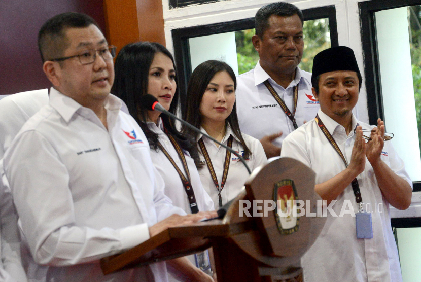 Hary Tanoe (kiri) saat penyerahan daftar caleg Partai Persatuan Indonesia (Perindo) untuk Pemilu 2024, di Kantor KPU pada Mei 2023 lalu. (ilustrasi)