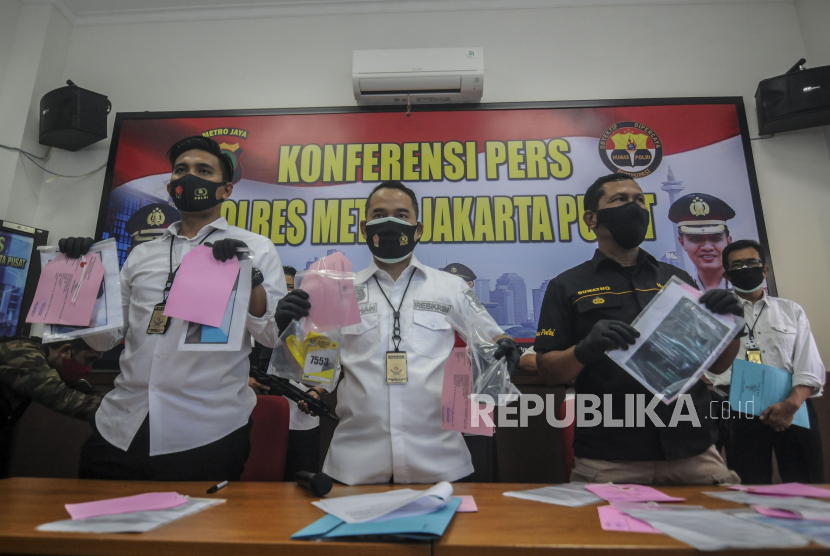 Kasat Reskrim Polres Metro Jakarta Pusat AKBP Burhanuddin (tengah) merilis barang bukti kasus penipuan.