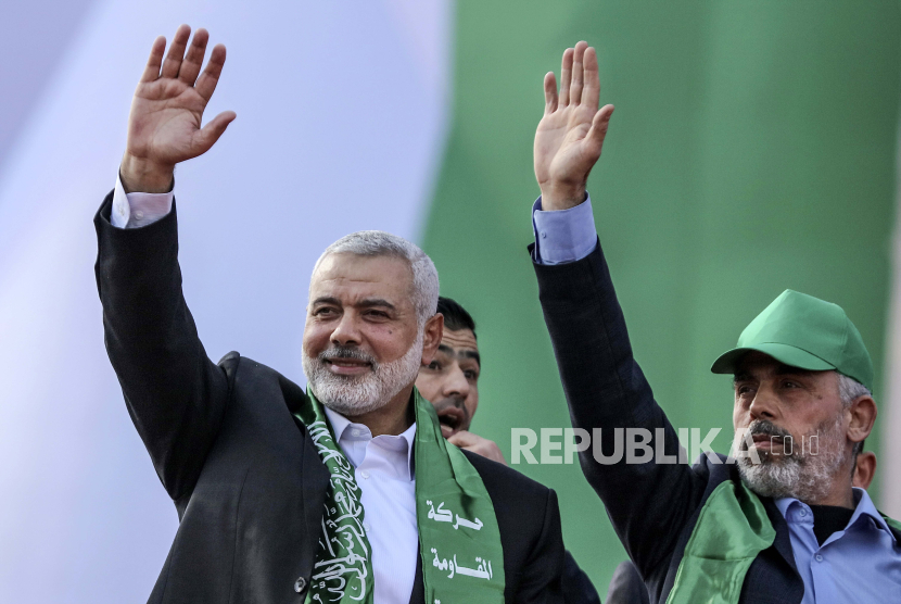 Top Hamas leader Sheikh Ismail Haniyeh (L) and leader of Hamas movement in Gaza Strip Yahya Al Sinwar (R) attend a Hamas rally to mark the group