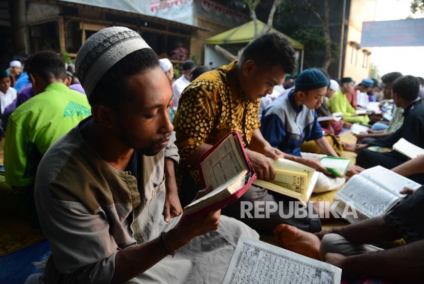 Santri  Pondok Pesantren Nuu Waar saat mengaji dalam rangka kegiatan Khatam AL-Quran 2500 Kali Santri  di  pondok pesantren Nuu Waar, Bekasi, Jawa Barat, Rabu (13/6).