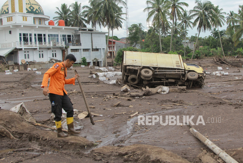 Petugas SAR melakukan pencarian korban banjir lahar dingin Gunung Marapi di Manunggal, Kabupaten Tanah Datar, Sumatera Barat, Senin (13/5/2024). 