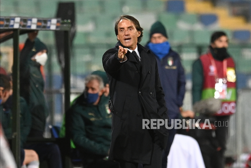 Pelatih kepala Italia Roberto Mancini bereaksi selama pertandingan sepak bola kualifikasi Piala Dunia FIFA 2022 antara Bulgaria dan Italia di Sofia, Bulgaria, 28 Maret 2021.