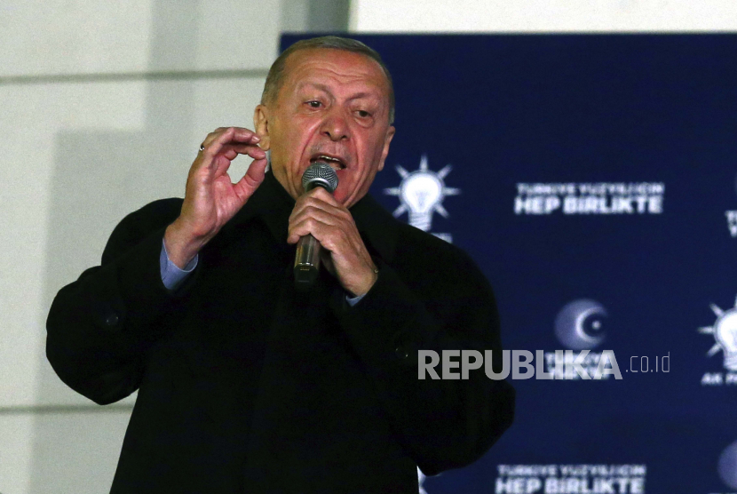 Presiden Turki Recep Tayyip Erdogan berpidato di markas partai, di Ankara, Turki.