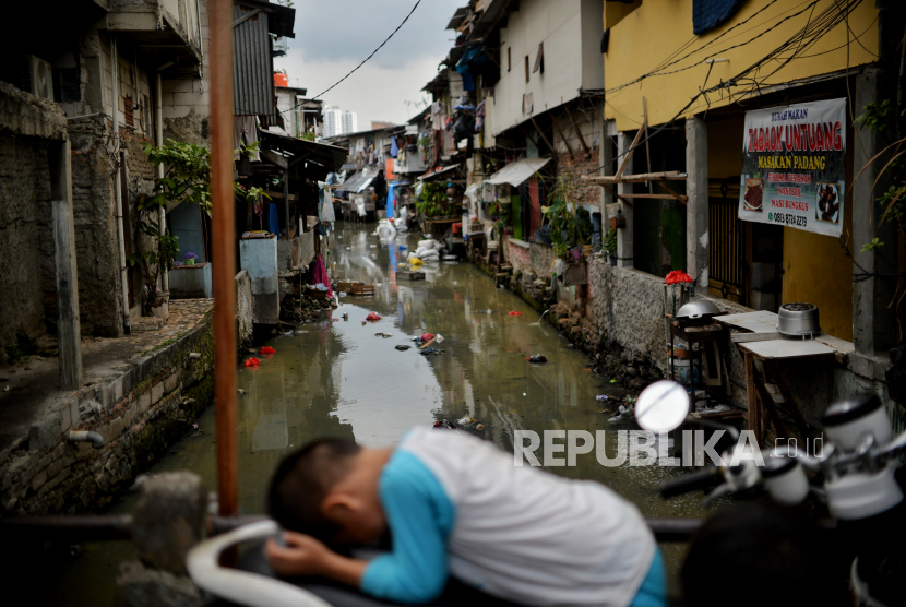 Warga beraktivitas di pemukiman padat penduduk di kawasan Kebon Melati, Tanah Abang, Jakarta. Disdukcapil DKI Jakarta memperkirakan jumlah pendatang baru mengalami penurunan usai Lebaran 2024.