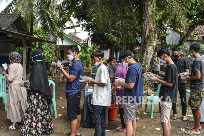 Sejumlah warga mengantre untuk memberikan hak pilihnya sambil memakai sarung tangan plastik sekali pakai di TPS 02, Desa Pananjung, Kabupaten Pangandaran, Jawa Barat, Rabu (9/12/2020). Badan Pengawas Pemilihan Umum (Bawaslu) meminta jajarannya mengawasi pembuangan alat pelindung diri (APD) yang digunakan Kelompok Penyelenggara Pemungutan Suara (KPPS) dalam pelaksanaan pemungutan suara di tengah pandemi COVID-19 yang digelar serentak di 298.939 TPS dan 270 daerah. 