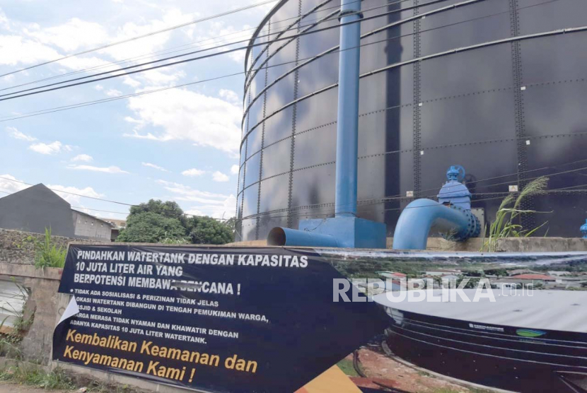 Proyek water tank bermuatan jutaan liter dari PDAM Tirta Asasta Depok di Kelurahan Mekarjaya, Kecamatan Sukmajaya, Kota Depok, Jawa Barat, Rabu (12/4/2023). 