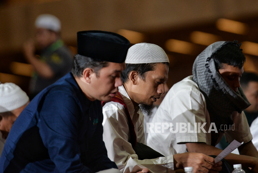 Ilustrasi orang membaca sholawat kepada Nabi Muhammad 