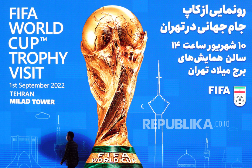 Gambar trofi Piala Dunia yang asli (ilustrasi). Otoritas Qatar menyita 144 tiruan trofi Piala Dunia dalam operasi yang menyasar barang-barang palsu.