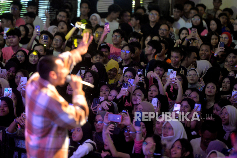 Penonton menyaksikan penampilan grup musik RAN dalam acara Alpusinc di Lapangan basket SMAI Al Azhar Pusat, Jakarta, Sabtu (11/11/2023). 