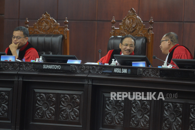 Ketua Mahkamah Konstitusi (MK) Suhartoyo (tengah) memimpin jalannya sidang pendahuluan pengujian materiil Undang-Undang tentang Pemilihan Umum di Ruang Sidang MK, Jakarta, Kamis (7/8/2024).