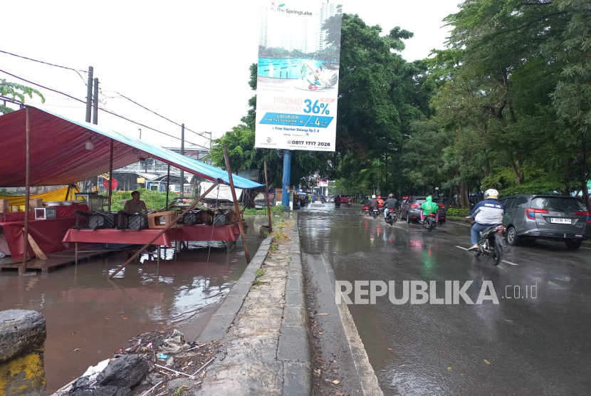 Beberapa ruas Jalan Cakung-Bekasi rusak dan banyak digenangi air saat hujan hingga mencapai 5-10 cm pada Kamis (16/2/2023).