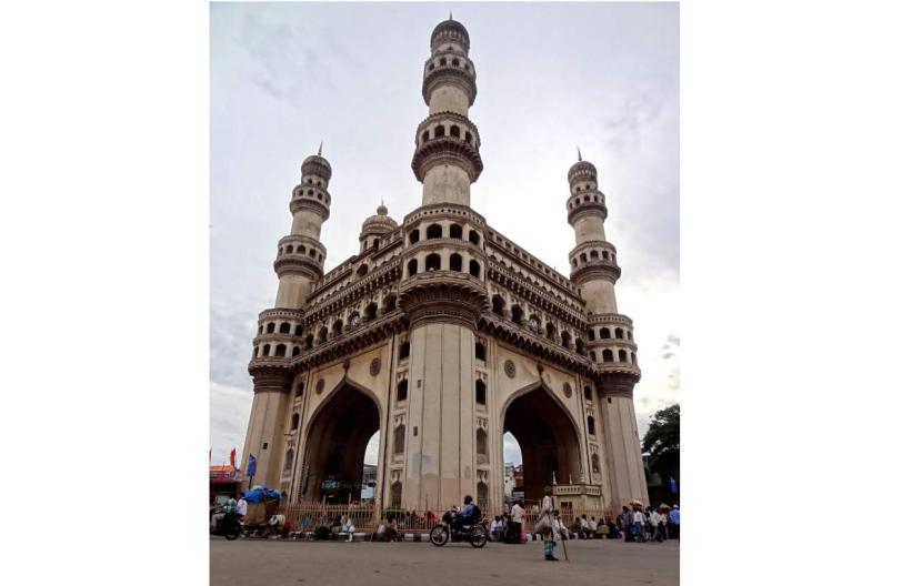 Charminar dalam bahasa lokal berarti empat menara. Bangunan bernilai historis itu terletak di Hyderabad, ibu kota negara bagian Telangana, India.