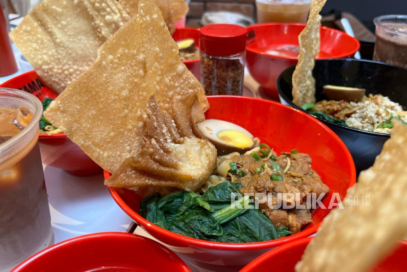 Hidangan mie ayam spesial dari restoran Sinar Utama asal Medan, Sumatra Utara. 