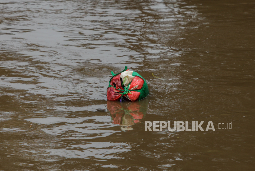 Sampah rumah tangga yang terbawa aliran Kali Ciliwung di perbatasan Kelurahan Kebon Baru dan Kelurahan Bidara Cina, Jakarta, (ilustrasi)