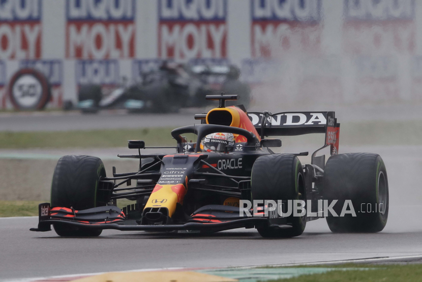Pembalap Red Bull Max Verstappen dari Belanda memimpin pembalap Mercedes Lewis Hamilton dari Inggris pada Grand Prix Formula Satu Emilia Romagna, di arena pacuan kuda Imola, Italia, Minggu, 18 April 2021.
