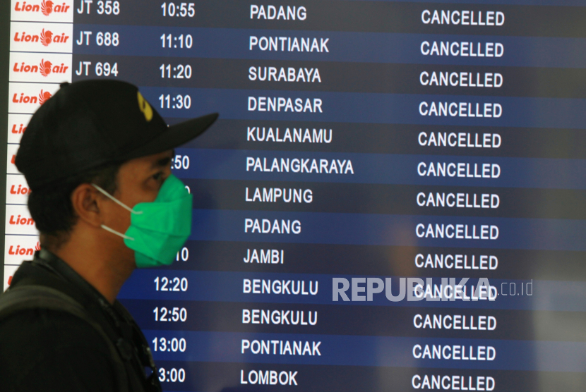Calon penumpang melihat jadwal penerbangan yang dibatalkan di Terminal 1A Bandara Soekarno Hatta, Tangerang, Banten, Sabtu (25/4/2020).