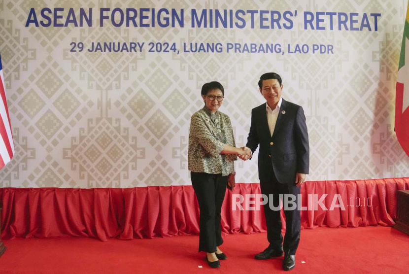 Menteri Luar Negeri Indonesia Retno Marsudi, kiri, berjabat tangan dengan Menteri Luar Negeri Laos Saleumxay Kommasith saat retret Menteri Luar ASEAN di Luang Prabang, Laos, Senin, (29/1/2024). 