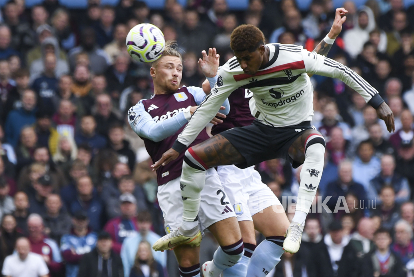 Pemain Manchester United Marcus Rashford berebut bola dengan pemain Aston Villa Matty Cash pada pertandingan sepak bola Liga Premier Inggris di Villa Park, Birmingham, Inggris, Ahad (6/10/2024).