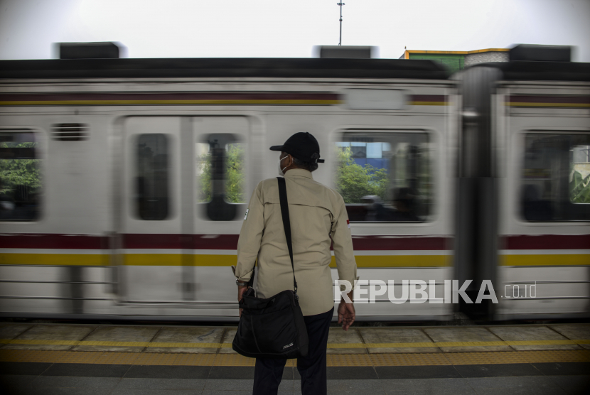 Penumpang bersiap menaiki KRL Commuter Line di Stasiun Matraman (ilustrasi)