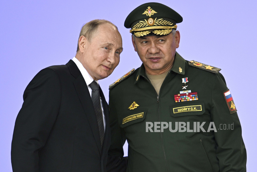 Presiden Rusia Vladimir Putin dan Menteri Pertahanan Rusia Sergei Shoigu. Menteri Pertahanan Rusia Sergei Shoigu mengatakan, angkatan bersenjata negaranya harus menggunakan sistem senjata terbaru dan lebih canggih dalam peperangan di Ukraina. 