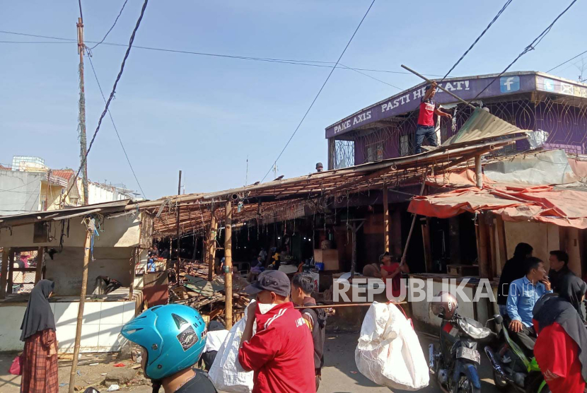 Sejumlah pedagang di ruas Jalan Pasundan, Kota Sukabumi, membereskan lapaknya secara mandiri seiring rencana penataan, Senin (14/8/2023).