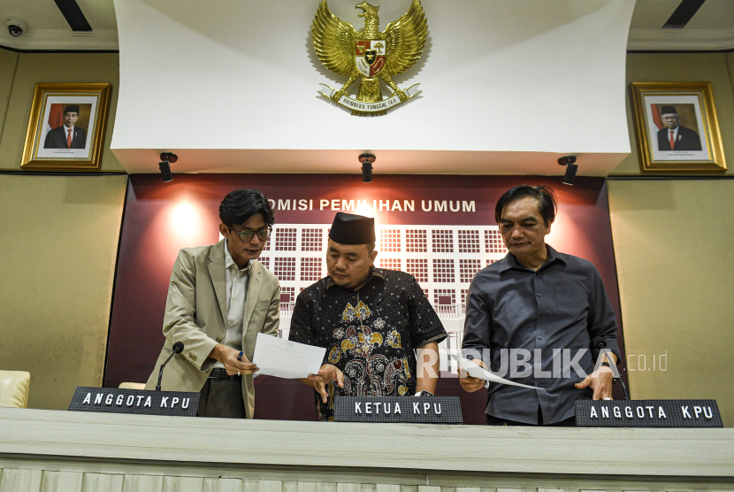 Ketua KPU Mochammad Afifuddin (tengah) berbincang bersama anggota KPU August Mellaz (kiri) dan Yulianto Sudrajat (kanan) saat akan memberikan keterangan kepada media terkait pelaksanaan Pilkada serentak 2024 di kantor KPU Pusat, Jakarta, Jumat (23/8/2024). Dalam keterangannya KPU akan menyampaikan surat edaran kepada jajaran KPU Provinsi dan KPU Kabupaten/Kota yang pada pokoknya dalam pelaksanaan pendaftaran pasangan calon berpedoman pada putusan Mahkamah Konstitusi. 