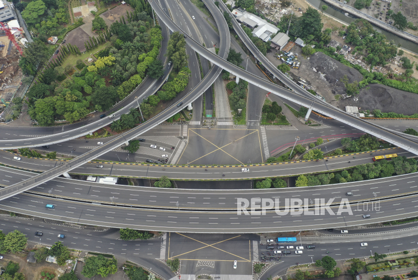 Foto udara suasana di salah satu ruas jalan di Jakarta, Ahad (5/4/2020). Gubernur DKI Jakarta Anies Baswedan telah mengajukan penerapan Pembatasan Sosial Berskala Besar (PSBB) di DKI Jakarta ke Kemeterian Kesehatan untuk percepatan penanganan  COVID-19 di ibu kota