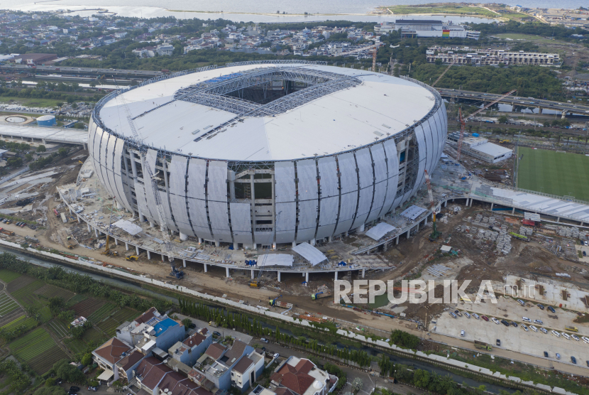 Foto udara pembangunan Jakarta International Stadium (JIS) berlangsung di Tanjung Priok, Jakarta, Kamis (9/12/2021). Pembangunan stadion berkapasitas 82.000 penonton yang ditargetkan selesai pada akhir 2021 tersebut telah mencapai 87,85 persen (data terakhir PT Jakarta Propertindo pada 9 Desember 2021) serta telah selesai pada bagian atap metal sheet atap berstandar FIFA. 