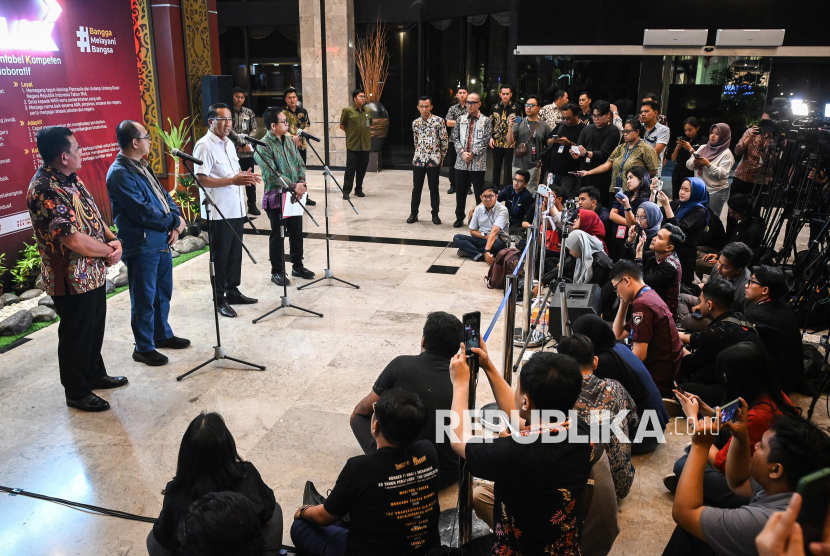Menteri Hukum Supratman Andi Agtas menyampaikan keterangan terkait Keppres Nomor 17 Tahun 2025 pemberian amnesti dan abolisi di gedung Kementerian Hukum, Jakarta Selatan, Jumat (1/8/2025) malam WIB.