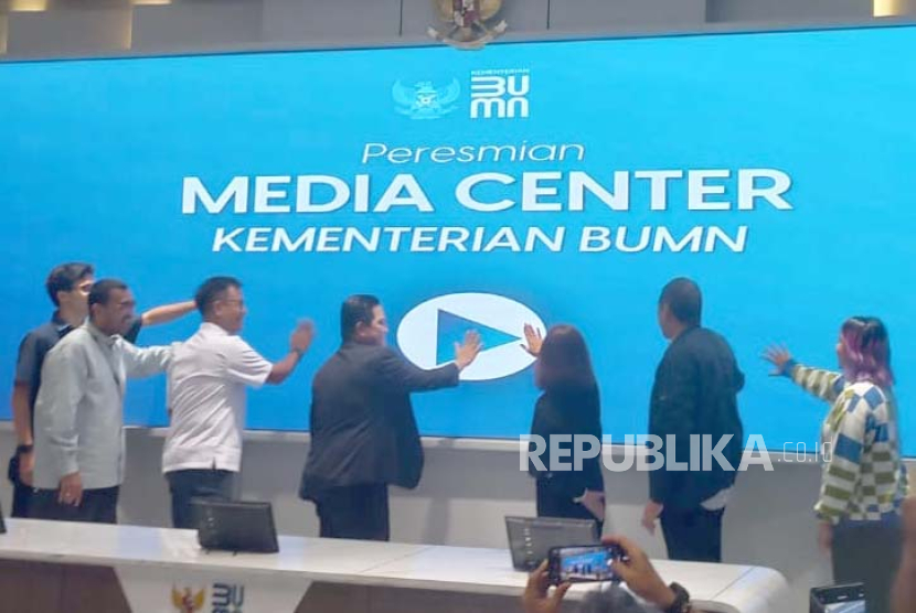 Menteri Badan Usaha Milik Negara (BUMN) Erick Thohir bersama sejumlah pemimpin redaksi media meresmikan media center di Kementerian BUMN, Jakarta, Rabu (3/12/2023).