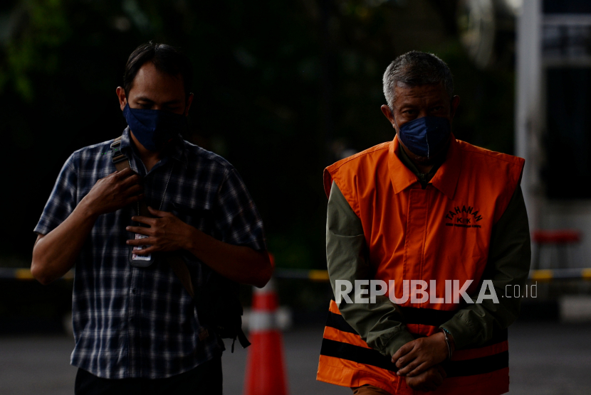 Tersangka kasus suap terkait pengurusan izin mendirikan bangunan (IMB) apartemen di Yogyakarta Haryadi Suyuti berjalan untuk menjalani pemeriksaan di Gedung Merah Putih KPK, Jakarta, Rabu (29/6/2022).