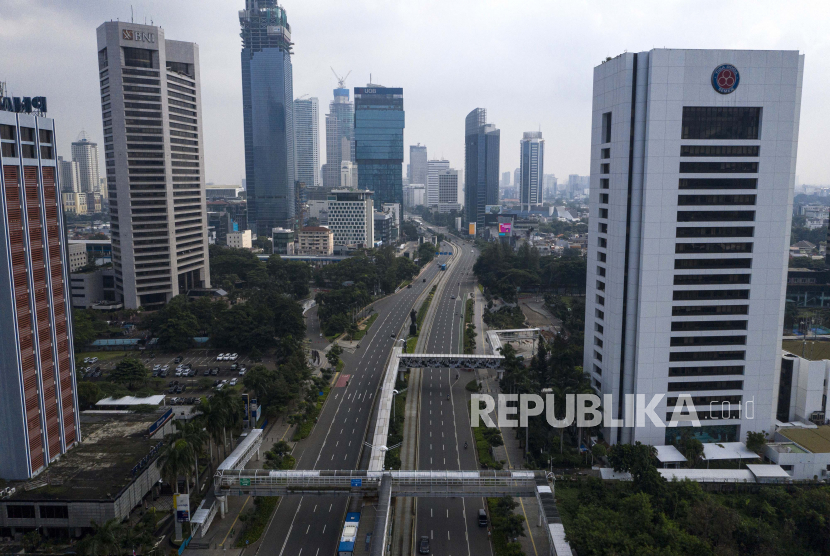 Suasana jalan Jenderal Sudirman yang lengang di Jakarta Pusat, Jumat (10/4/2020). Pemprov DKI Jakarta mulai memberlakukan Pembatasan Sosial Berskala Besar (PSBB) selama 14 hari dimulai pada 10 April hingga 23 April 2020