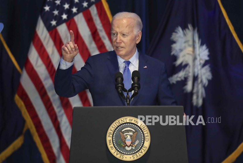 Presiden Joe Biden berbicara pada Perayaan First in the Nation yang diadakan oleh Partai Demokrat Carolina Selatan di State Fairgrounds, Sabtu, (27/1/2024). 