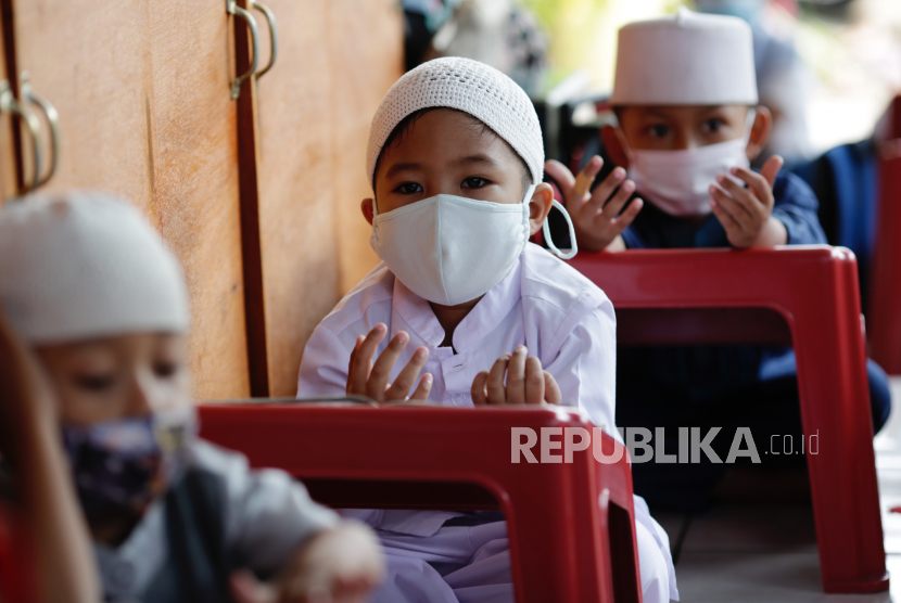 Anak-anak duduk di kelas saat mereka belajar di sekolah swasta di Depok, Indonesia, 16 Agustus 2021. Pemerintah Indonesia belum memutuskan untuk melanjutkan atau melonggarkan penerapan pembatasan kegiatan masyarakat (PPKM) tingkat 4 yang akan berakhir hari ini 16 Agustus 2021. 
