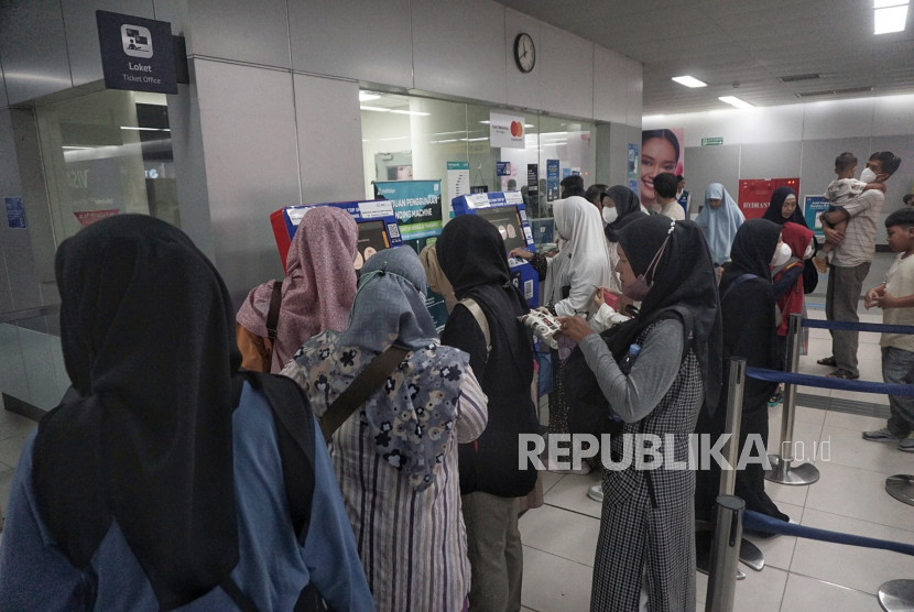 Penumpang antre untuk membeli tiket di Stasiun MRT Bundaran HI, Jakarta, (ilustrasi)