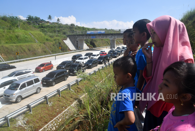 Sejumlah anak meyaksikan kepadatan kendaraan di ruas jalan tol Bogor-Ciawi-Sukabumi (Bocimi) di pintu keluar gerbang tol Parung Kuda, Kabupaten Sukabumi, Jawa Barat, Senin (24/4/2023). 