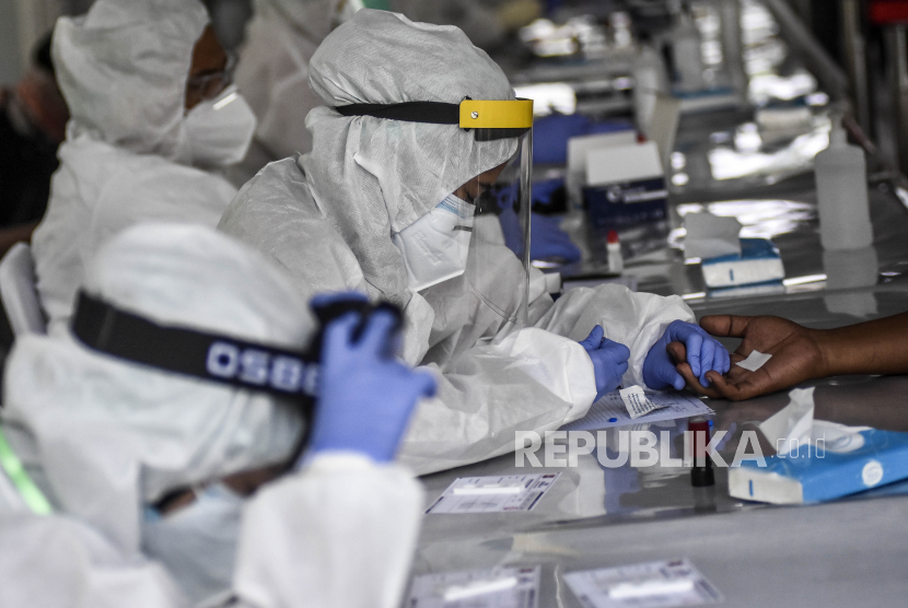 70 Pasien Covid-19 di Temanggung Sembuh. Petugas medis mengambil sampel darah warga saat rapid test massal.